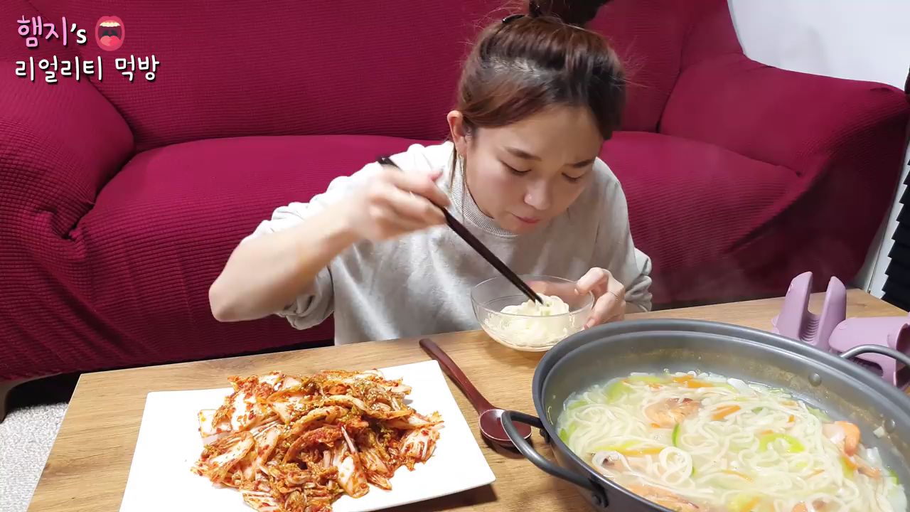 【Hamzy】韩国小姐姐真实吃播: ) 亲自做的辣白菜 配上刀削面 吃播!!!